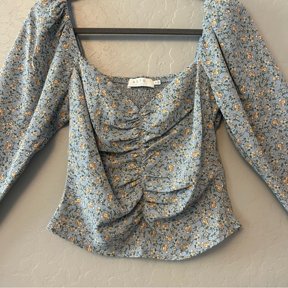 ASTR The Label blue peach floral ditsy floral smocked ruched top medium - Picture 4 of 16